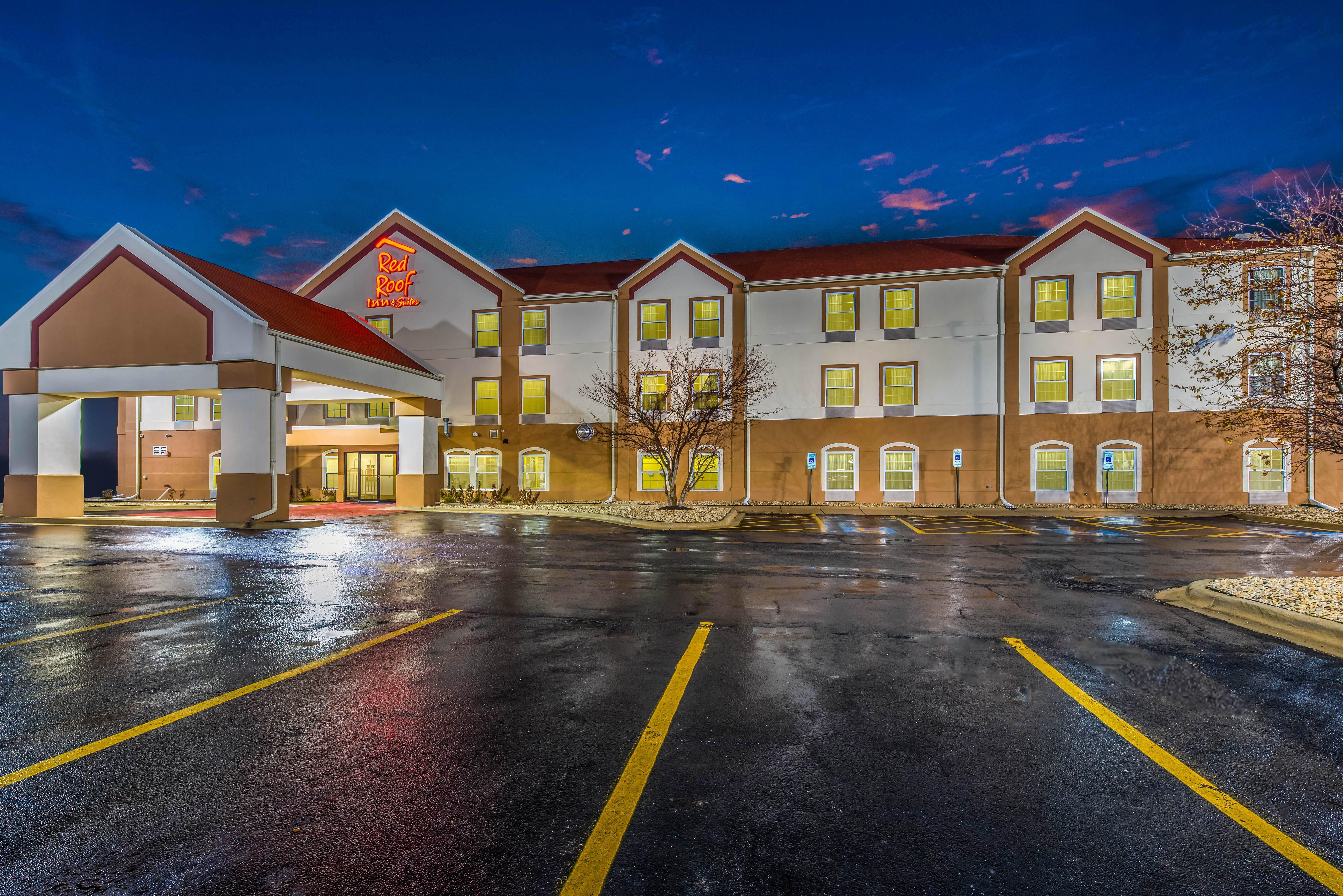Red Roof Inn & Suites Monee Exterior photo